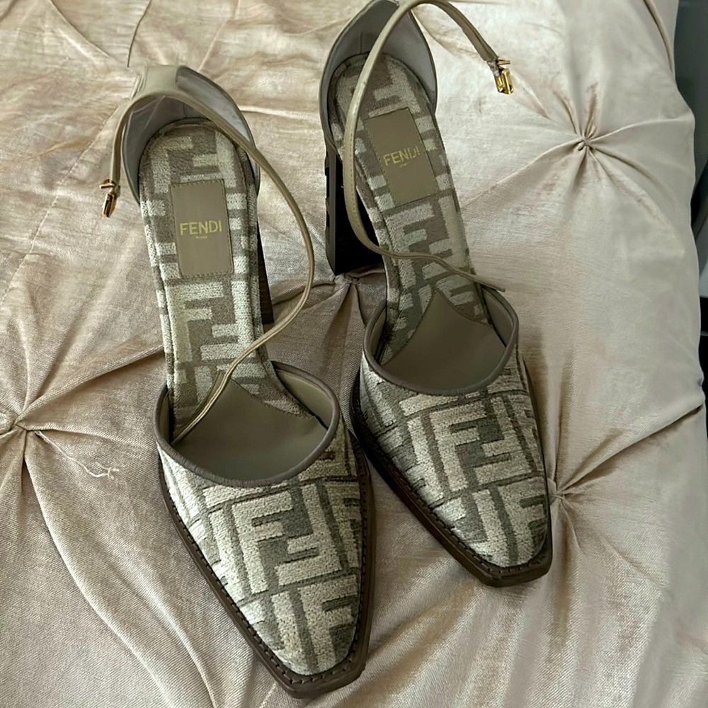 Fendi Zucca FF logo Velvet D’orsay pumps size 37 (7)